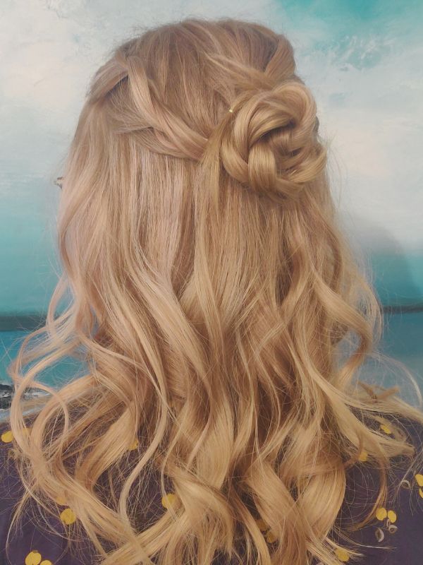 Juhlakampaus puolipitkiin hiuksiin by Niki Newd® Hair Studio— pehmeät laineet ja eloisa volyymi, hiukset osittain kiinni, luovat iloisen ja juhlavan tyylin.