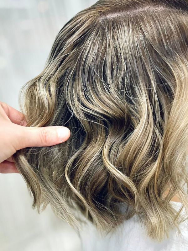 Pehmeä ja luonnollisesti sulautuva balayage, toteutettu Niki Newd® Hair Studiossa – harmoniset sävyt ja elegantti, hehkuva lopputulos.