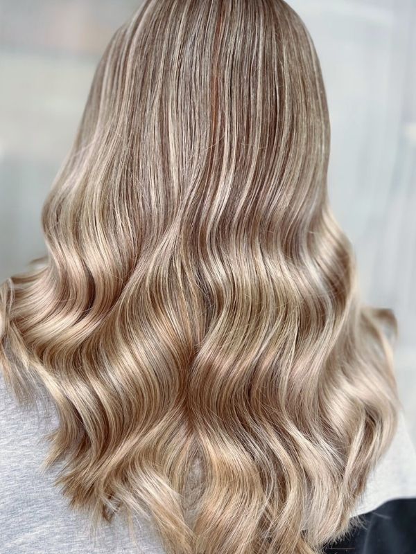 Kiiltosävytys pitkille hiuksille – luonnollista, hehkuvaa kiiltoa ja silkkinen viimeistely Niki Newd® Hair Studion tapaan.