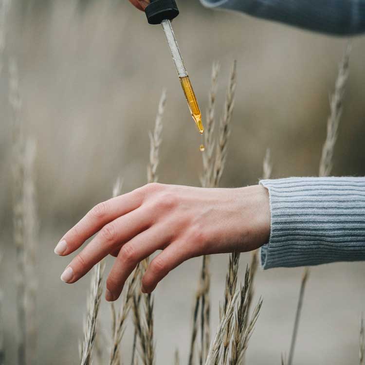 Niki Newd Graceful Mama hydrating face oil for Gua Sha, supporting supple, dewy and naturally radiant-looking skin.