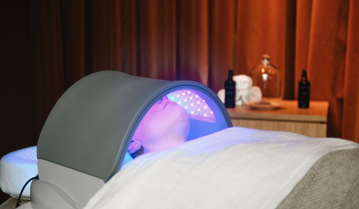 LED light therapy during Niki Newd® facial – supporting skin regeneration, radiance, and deep cellular balance.