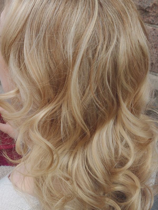 Pehmeät, valoa heijastavat raidat —Niki Newd® Hair Studio on luonut luonnollista syvyyttä ja kirkkautta hiuksiin.