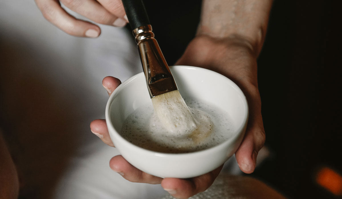 Oatmeal foam removes impurities and soothes sensitive skin – preparing it for the next step in the facial treatment.