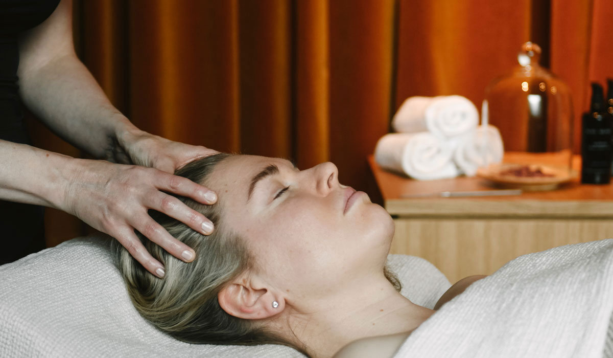 Scalp massage in Niki Newd® treatment – a gentle, mindful touch that calms the mind and restores inner balance.