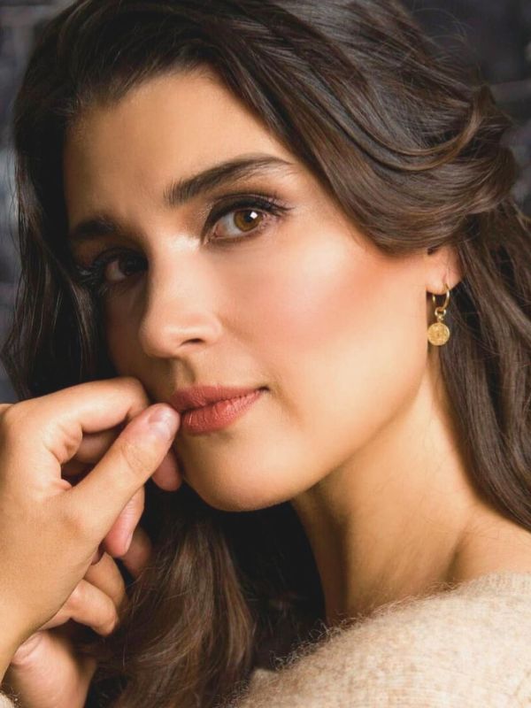 Elegantti hius- ja meikkityyli Niki Newd® Hair Studiossa – luotu kuvauksiin, pehmeä, hehkuva ja moderni viimeistely.