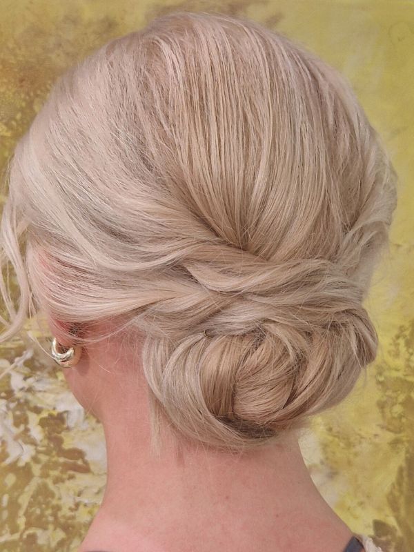 Elegantti niskanuttura puolipitkiin hiuksiin by Hair Studio Niki Newd® — hienostunut ja harmoninen kampaus, täydellinen häihin ja juhliin, kampaus Helsinki.