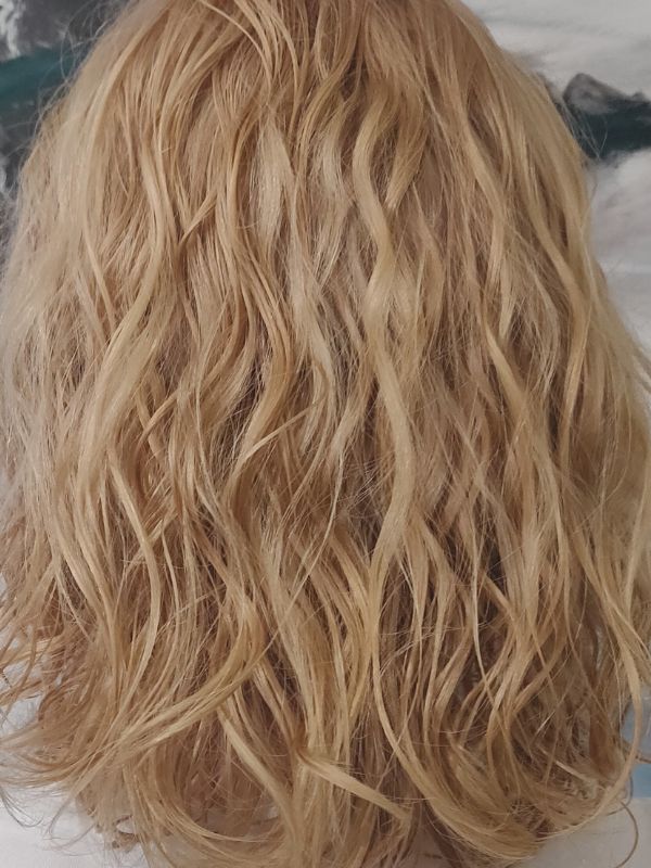 Loivasti laineikas permanentti Niki Newd® Hair Studiossa — pehmeät, luonnollisen näköiset kiharat tuovat hiuksiin ilmavuutta ja kevyttä liikettä.