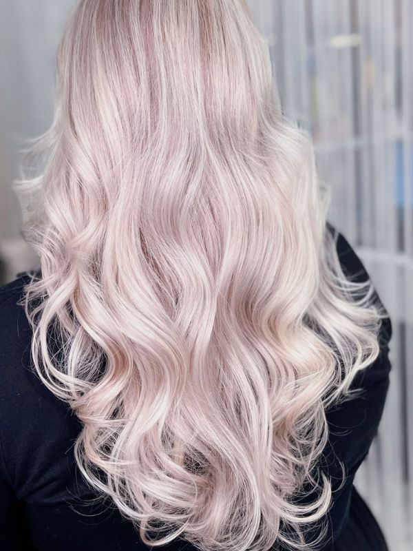 Ammattitaidolla vaalennetut pitkät hiukset Niki Newd® Hair Studiossa – luonnollinen lopputulos upealla kiillolla.