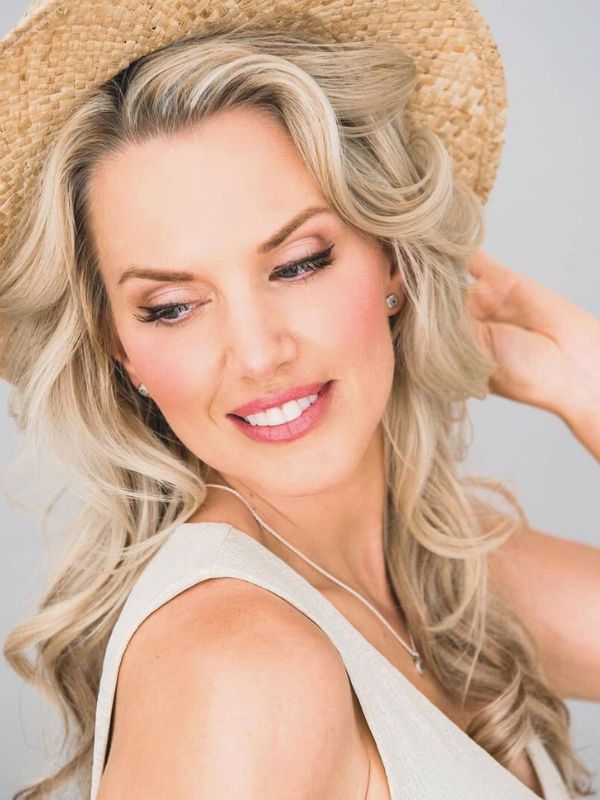 Kuvausmeikki ja kampaus, toteutettu Niki Newd® Hair Studiossa kuvauksiin – huoliteltu ja hehkuva tyyli luonnollisen elegantilla viimeistelyllä.