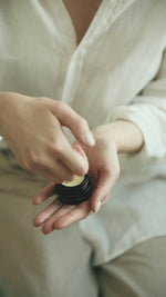 Nightly care with Niki Newd® Skin Glow – soothing and nourishing night cream for dry and atopic skin, promoting calm and comfort.