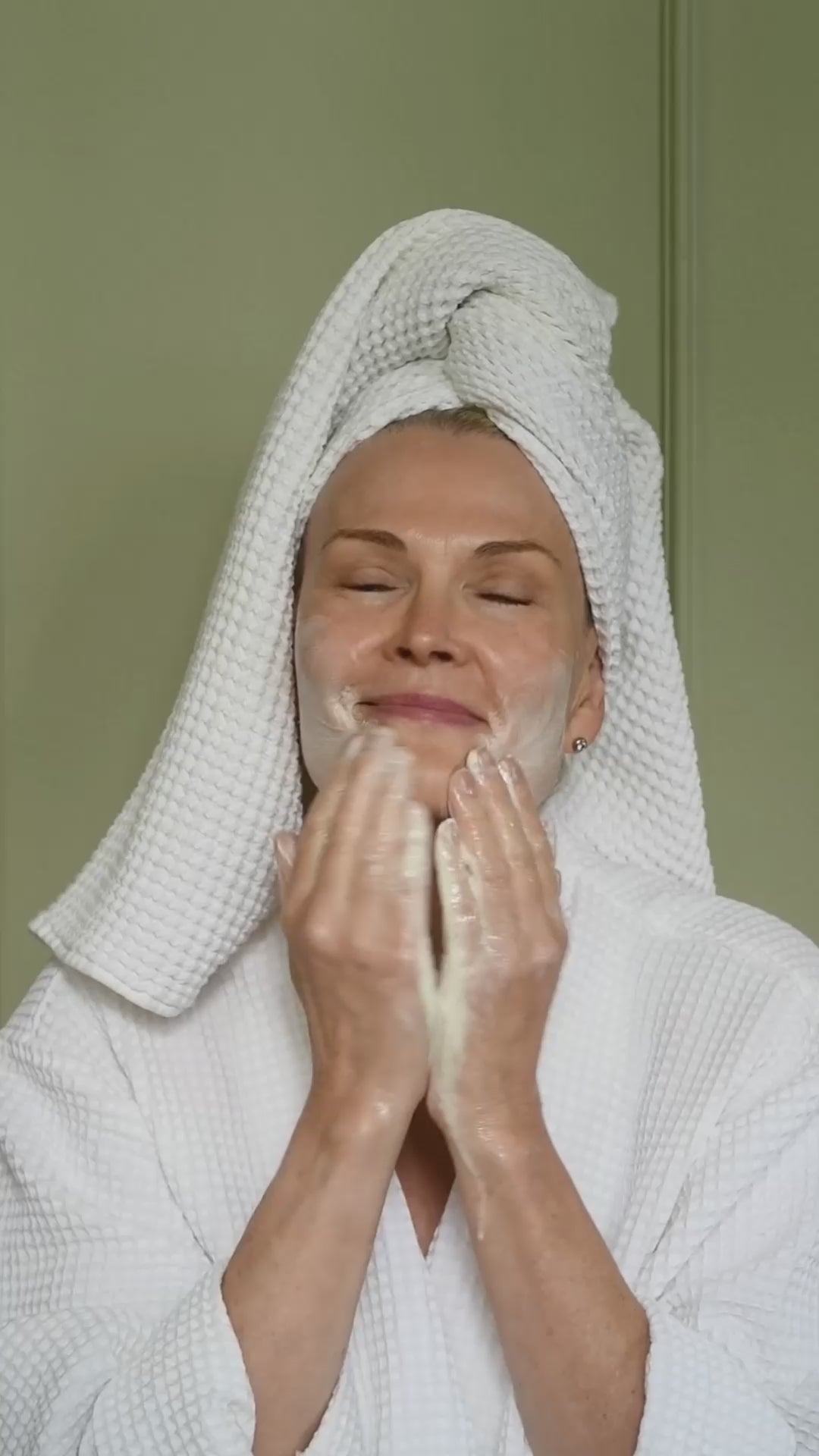 Niki Newd® Rosehip Soap. Face cleanser for dry skin and combination skin, also as a cleanser for dry sensitive skin.