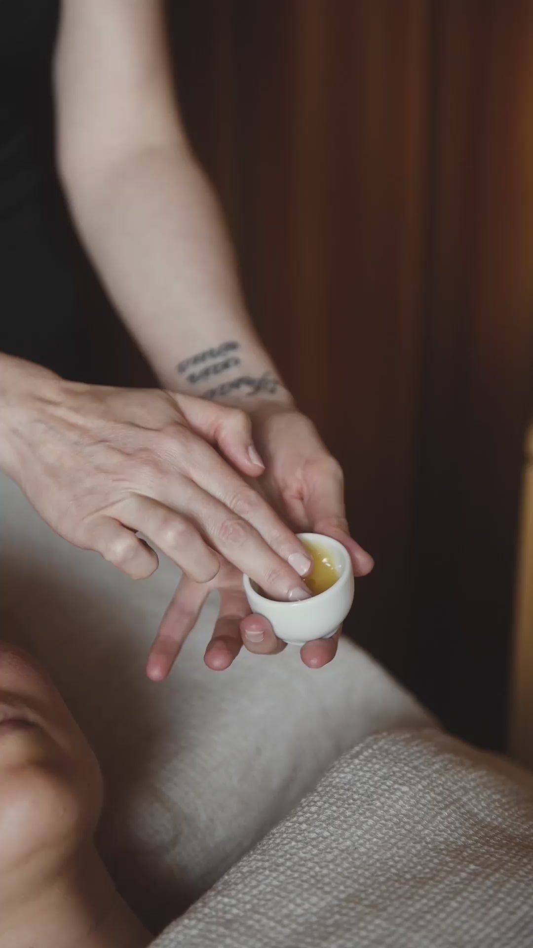 Niki Newd honey peel facial treatment. Natural plant acids and enzymes in honey gently exfoliate, brighten, and resurface the skin.